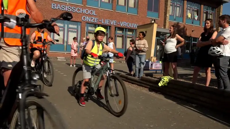 Een wijding door de pastoor, commentaar van Michel Wuyts en honderd enthousiaste leerlingen voor fietstweedaagse OLV basisschool Scherpenheuvel