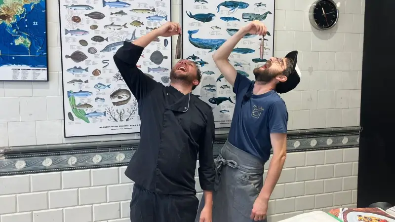 Viswinkel De Walvis uit Leuven: "Onze maatjes worden met de hand gekuist en vers bereid voor de ogen van onze klanten"