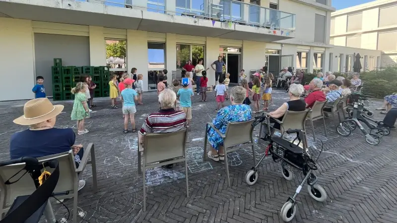 Kleuters van De Regenboog doen ochtendgymnastiek in Woonzorgcentrum Keyhof in Huldenberg