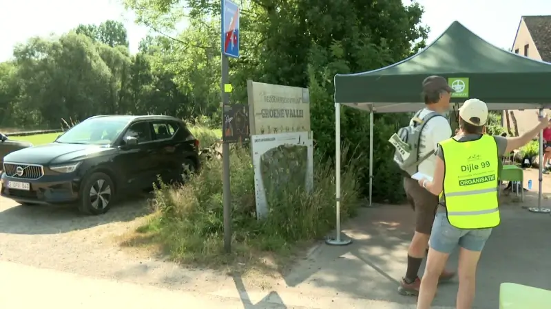 Extreme wandeltocht Dijle99 trekt door de regio onder felle zon: "Alles doet pijn, maar we gaan verder op karakter"