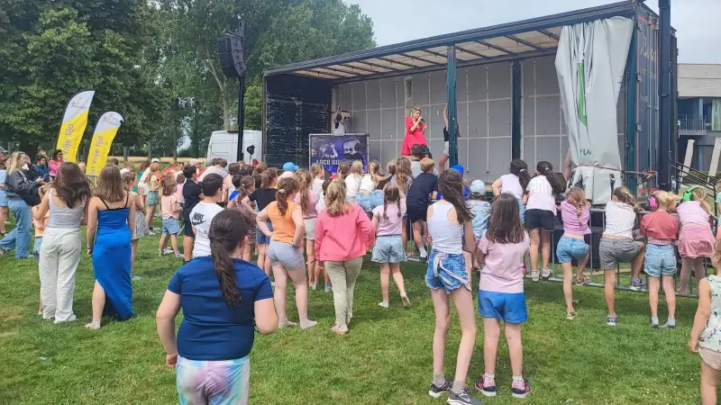 Leerlingen vieren einde van het schooljaar met Bokesrock in Zoutleeuw: "Goed rapport, dus nu mogen we genieten!"