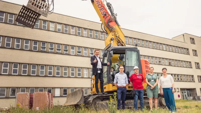 RZ Tienen is gestart met de afbraak van zijn oude campus: "In de plaats komt een gloednieuwe gezondheidscampus"