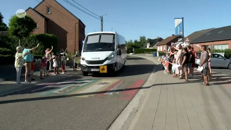 Schattig: kleutertjes wuiven buschauffeur uit op laatste werkdag voor pensioen
