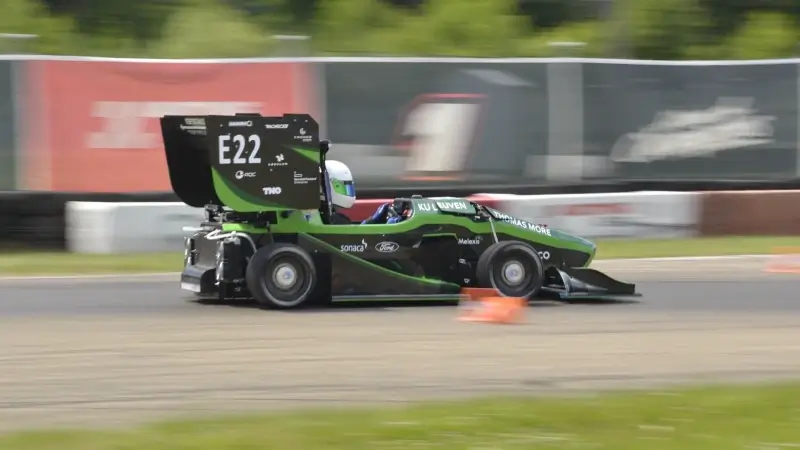 Studenten KU Leuven en Thomas More helemaal klaar om met zelfrijdende racewagen aan competitie te beginnen: "Kleine problemen die opdoken zijn verholpen"
