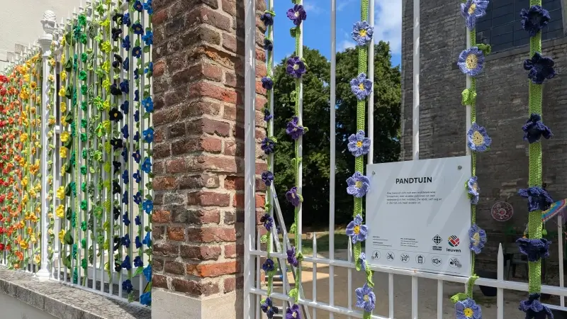 Abdij van Vlierbeek gehuld in duizenden gehaakte bloemen: "We willen niet alleen draadjes verbinden, maar ook mensen"