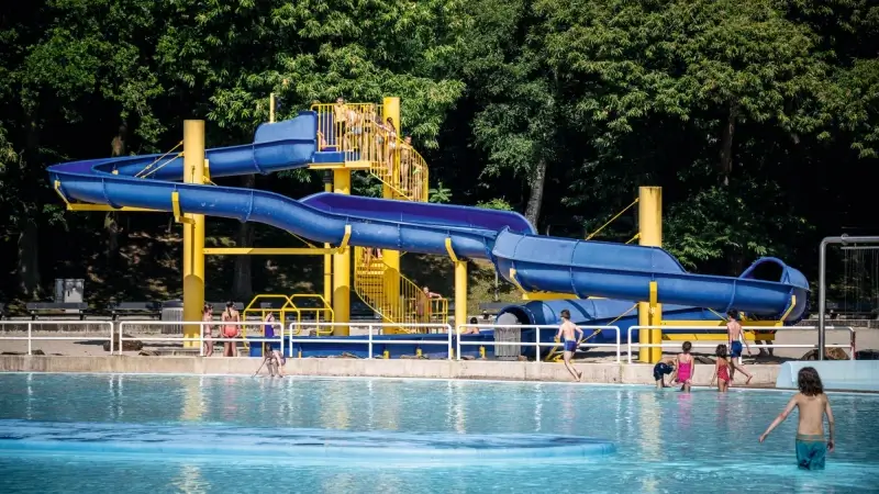 Openluchtzwembad provinciedomein Halve Maan in Diest opent tijdens zomervakantie uur later