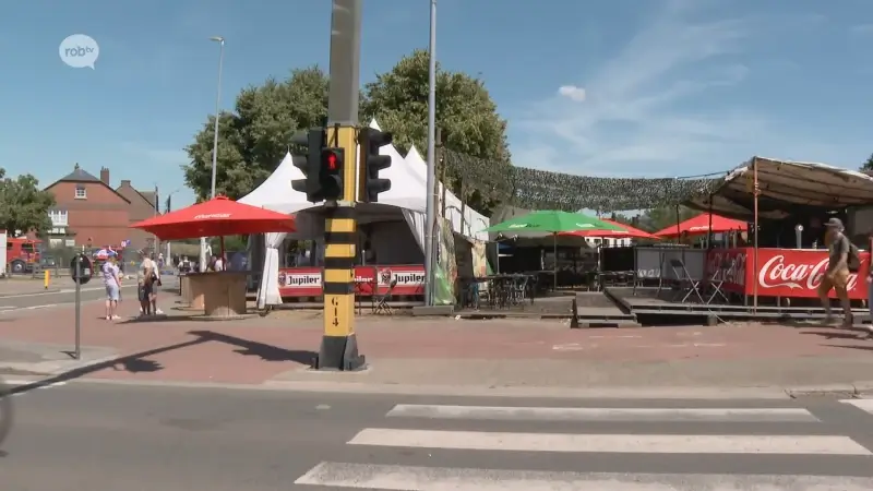 Ondanks kilometer van festivalweide vallen kraampjes van lokale verenigingen in de smaak: "Wandelpintje halen"
