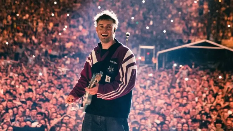 Sam Fender annuleert optreden op Rock Werchter door ziekte, vervanger al bekend