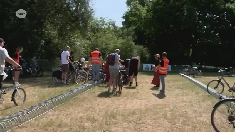Vrijwilligers leiden fietsenparking dag en nacht in goede banen: "Anders na halfuur chaos"