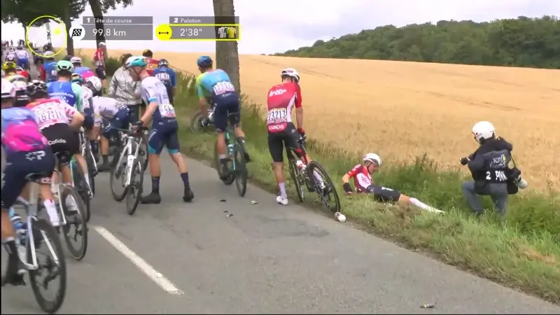 Lennert Van Eetvelt valt in Ronde van Frankrijk, Mathieu van der Poel wint tweede etappe in Boulogne-sur-Mer en pakt geel