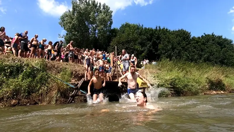 Meer dan 240 mensen vragen aandacht voor propere rivieren en springen in Betekom in Demer tijdens Big Jump festival