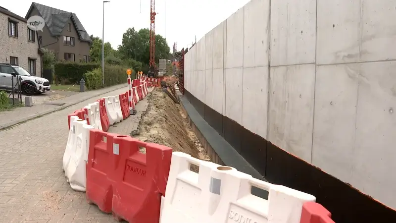 Betonnen muur langs Veldstraat in Herent zorgt voor kritiek bij bewoners: "Net een gevangenismuur"