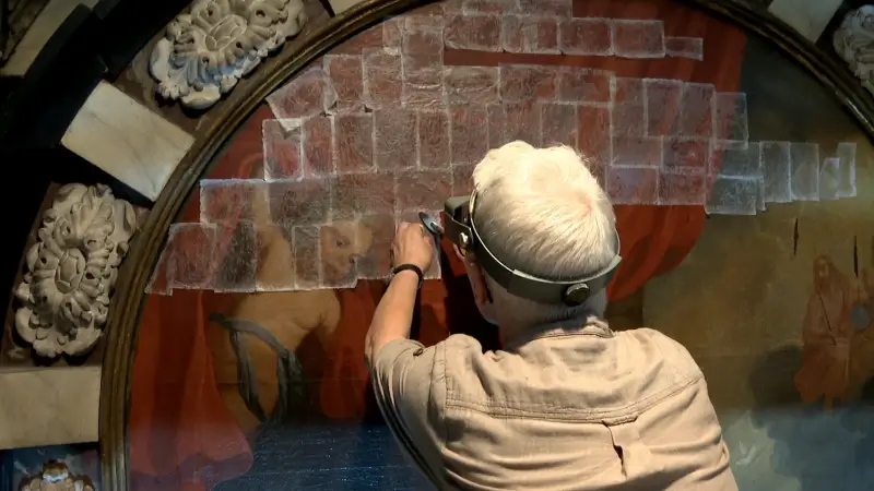Huzarenstukje in de Sint-Germanuskerk in Tienen: Inge Noppe restaureert kunstwerk vanop metershoge stelling