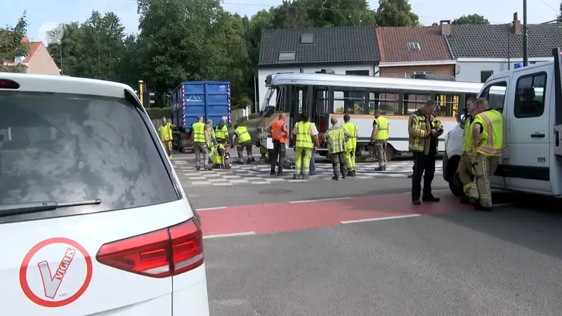 Tram ontspoord en vrachtwagen gekanteld na aanrijding in Tervuren