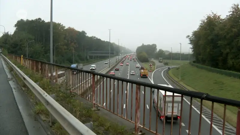 Asbestlaag van brug over E40 in Bertem weggehaald, verkeer kan tijdelijk weer over 4 rijstroken rijden