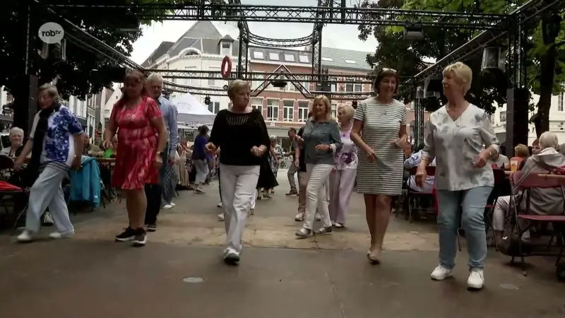 Hondertal aanwezigen danst ziel uit hun lijf tijdens seniorenbal op Vismarkt in Leuven: "Lang geleden dat ik zo onnozel heb gedaan"