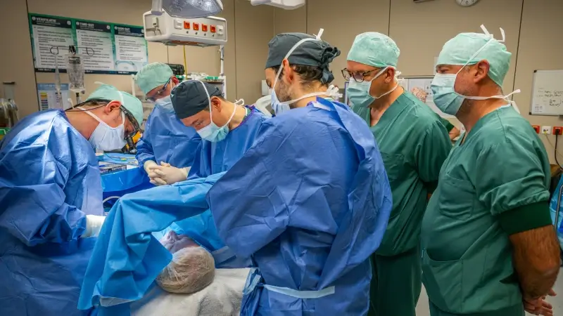 Eerste Vlaamse patiënt krijgt verstelbaar stembandimplantaat in UZ Leuven: "Heel fijn voor de patiënt"