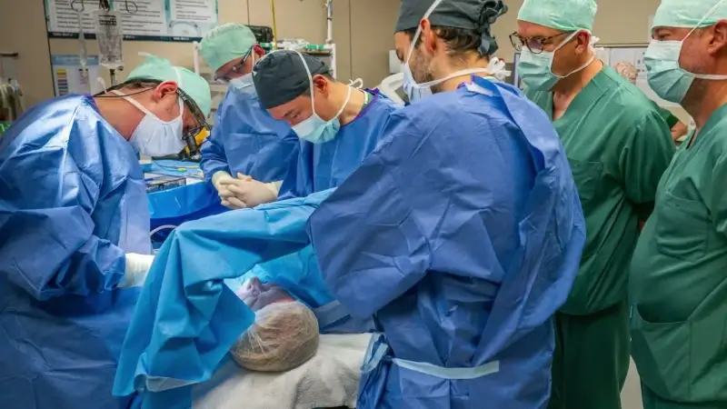 Eerste Vlaamse patiënt krijgt verstelbaar stembandimplantaat in UZ Leuven: "Heel fijn voor de patiënt"