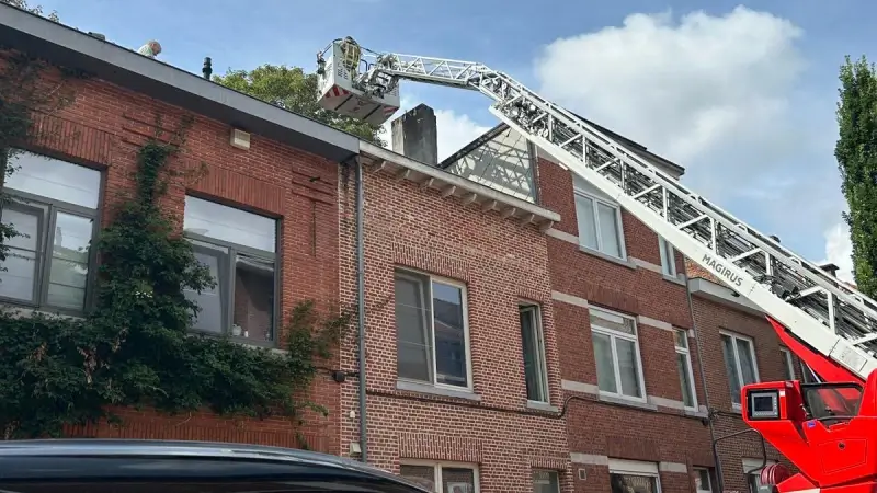 Eén vrouw in shock afgevoerd naar ziekenhuis en twee appartementen onbewoonbaar verklaard na brand in Leuvense Bankstraat