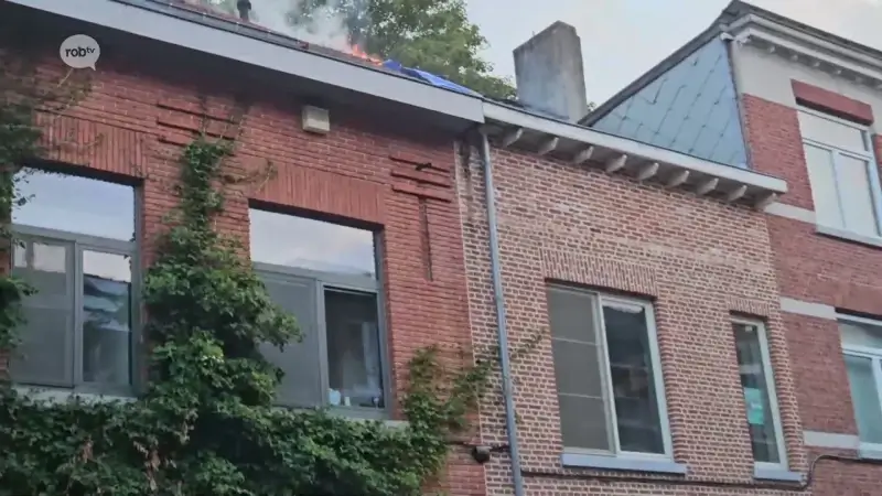 Ongedoofde sigaret is oorzaak brand in Bankstraat, vuur laait 's avonds opnieuw op: "Gelukkig niemand aanwezig"