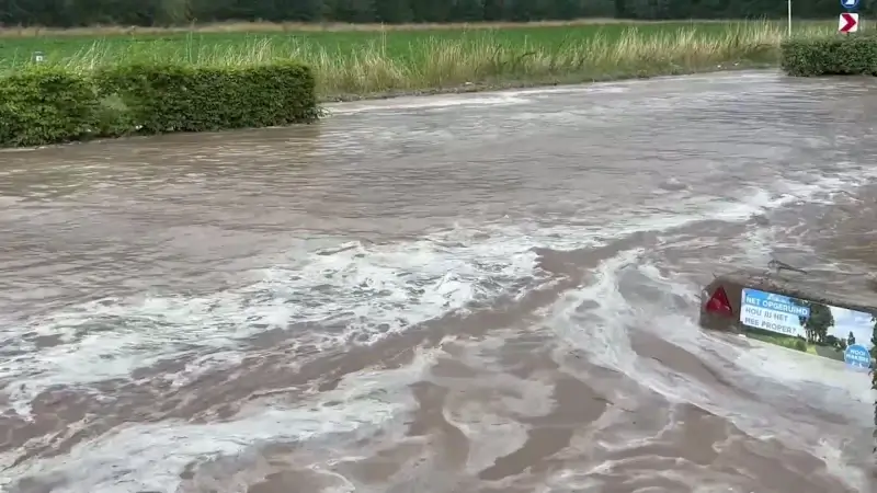 Wateroverlast zorgt in Landen en Tienen voor verschillende water- en modderstromen, straten worden vandaag proper gemaakt