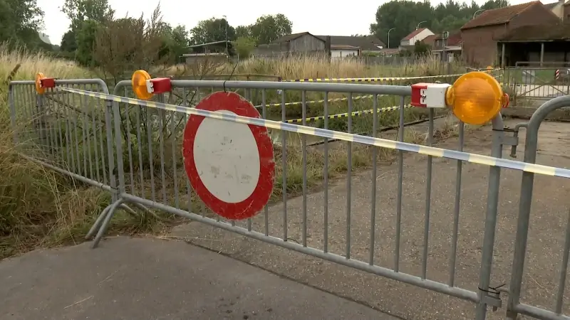 Politieachtervolging eindigt met crash aan brug over Kleine Gete in Linter: politiecombi zwaar beschadigd, agenten niet gewond
