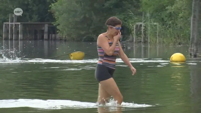 Ondanks vele regenbuien toch zwemmers aan de Plas in Rotselaar