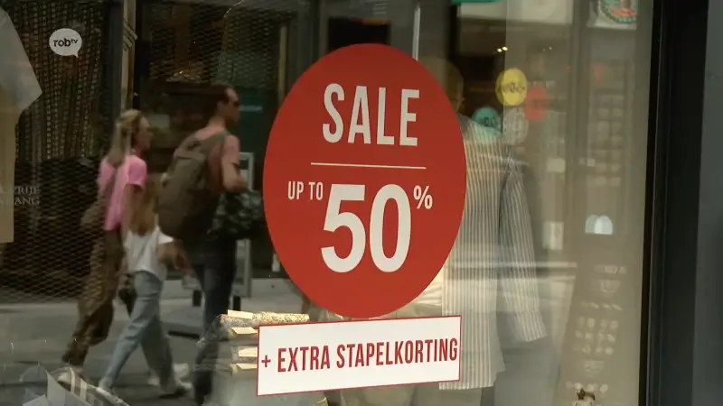 Bijna helft van de handelaars verkoopt minder tijdens koopjes dan vorig jaar, eindbalans toch positief: "Het warme weer heeft grote rol gespeeld"
