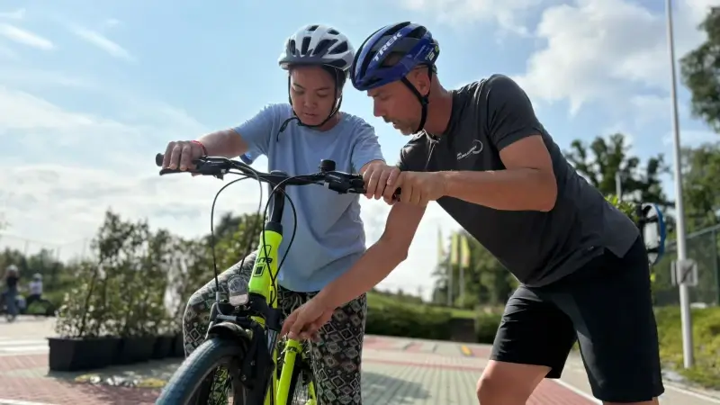 Schoonmaakbedrijf Glowi organiseert fietsopleiding van Sven Nys voor honderdtal poetshulpen uit onze regio: "Ervoor zorgen dat ze meer mobiel zijn"