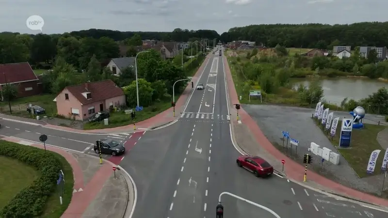 Wegmarkeringen Liersesteenweg ter hoogte van Kleinesteenweg en Haltestraat in Begijnendijk worden deze week opnieuw geschilderd