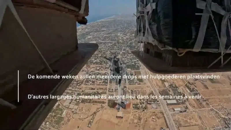 Trainingscentrum voor parachutisten in Schaffen speelt essentiële rol bij luchtdroppingen van hulpgoederen boven Gazastrook