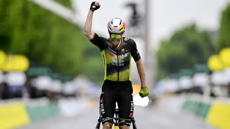 Wout van Aert rijdt Super 8 Classic met aankomst aan brouwerij van Haacht