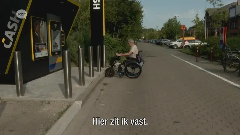 Andre (74) geraakt niet bij bankautomaat aan station van Wijgmaal : "Automaat staat aangeduid als toegankelijk voor rolstoelen, dat is niet het geval"