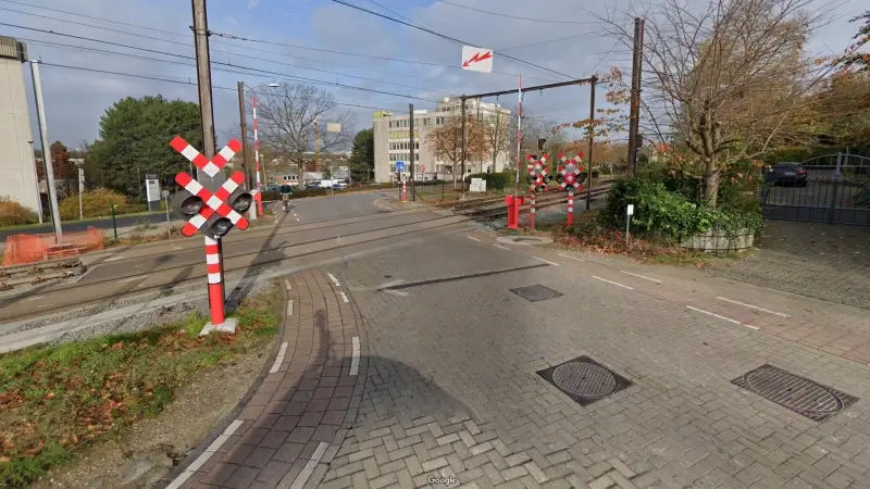 Trein botst op stilgevallen auto in Heverlee: bestuurster (76) kan op tijd ontsnappen