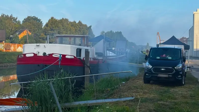 Rookmachine op feestboot zorgt even voor paniek aan Leuvense Vaartkom