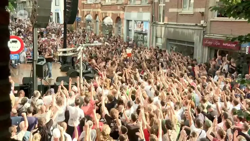 Leuvense volkscafés moeten veiligheidsmensen inzetten tijdens jaarmarkt: "Grote mensenmassa onder controle krijgen"