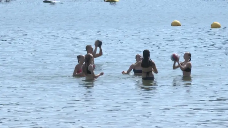 Beluchters op de Plas van Rotselaar bestrijden blauwalgen