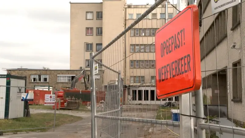 Afbraakwerken van ziekenhuisvleugel op Sint-Jan site in Tienen gestart
