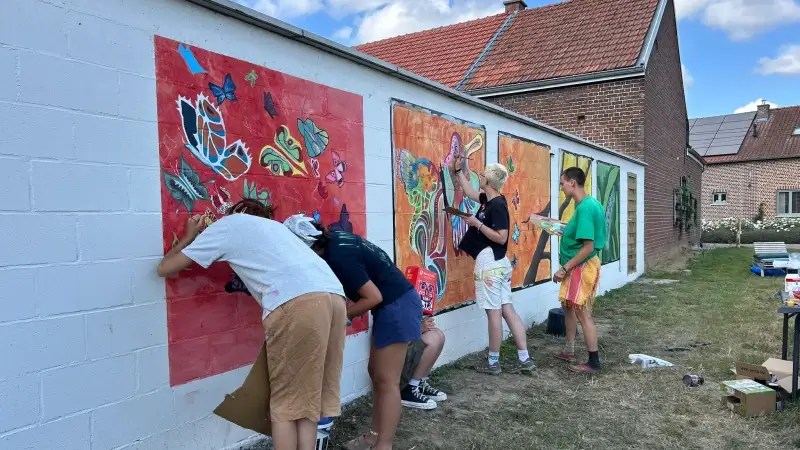 Muurschildering van 26 vierkante meter siert muur Hof van 't Rommersum: "De vlinder is een mooi symbool"