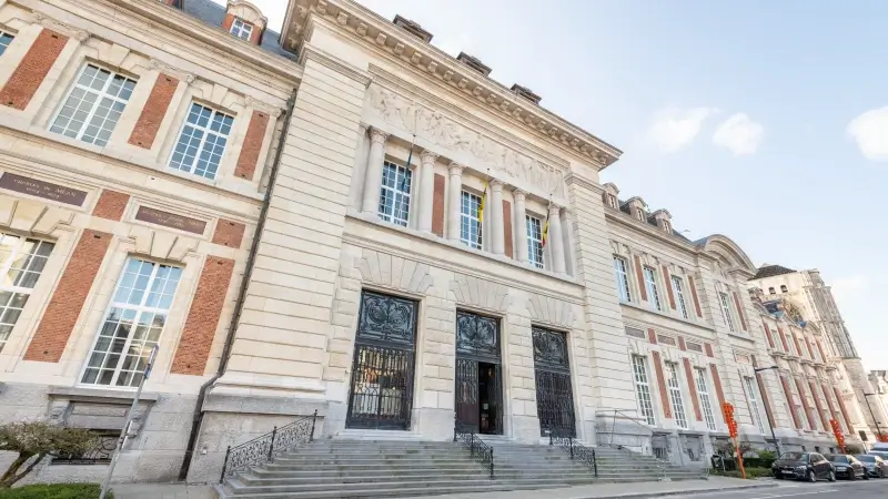 Man van 18 aangehouden na diefstal van ketting en gsm in Leuven, handlanger van 14 verschijnt voor jeugdrechter