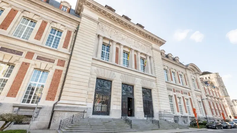 Twee twintigers en minderjarige verdachte verschijnen voor rechtbank na diefstal in Leuvense Bondgenotenlaan