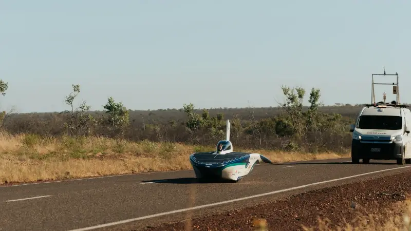 Solarteam van de KU Leuven zakt terug naar derde plaats op WK zonnewagens: "Lekke band en slecht weer zijn spelbrekers"