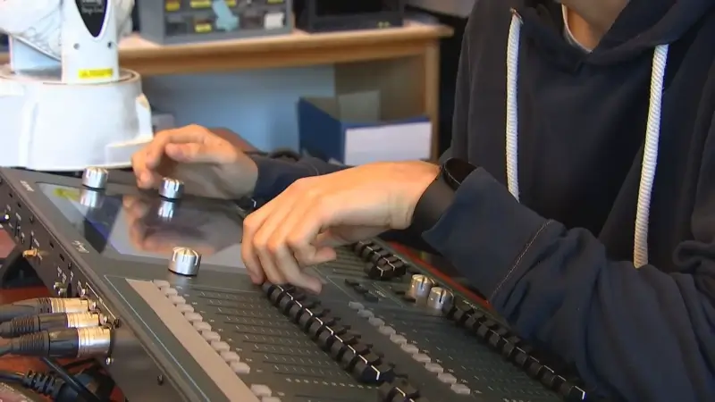 In opleiding podiumtechnieken in Damiaaninstituut in Aarschot leren leerlingen alles over licht, geluid, video en meer: "Wil later op Tomorrowland werken"