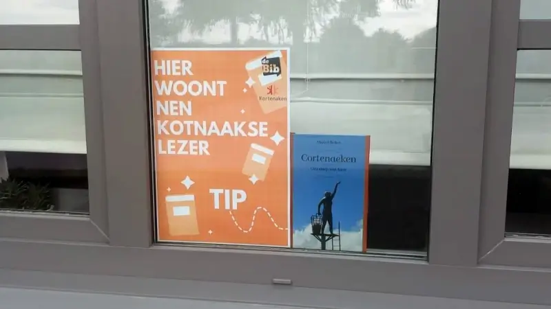Bibliotheek van Kortenaken promoot lezen met 'Hier woont nen Kotnaakse lezer'-actie