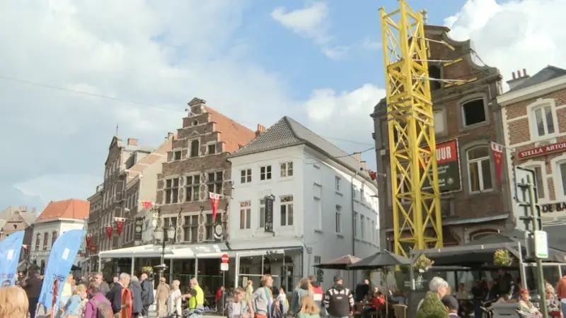 Eindelijk: gele stelling aan vroegere café De Jachthoorn op Grote Markt in Diest verdwijnt na 7 jaar