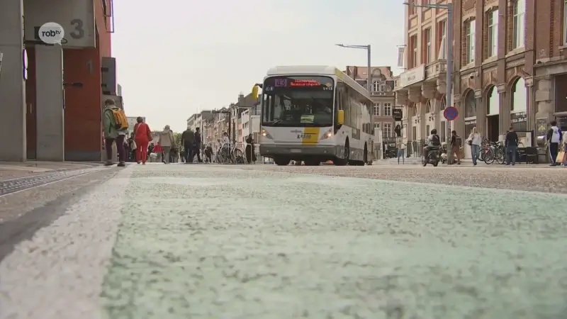 Bijna niemand kent voorrangsregels op voetgangersstrook aan station van Leuven: "Geen voorrang voor de voetgangers? Oei, oei. Dat wist ik niet."