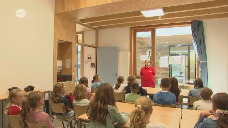 Leerlingen 5de leerjaar in Huldenberg krijgen les over dode hoek met VR-brillen