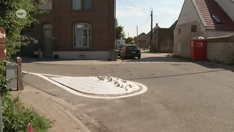 "Winterberg" is een kunstwerk in het midden van de openbare weg in Hoegaarden: "Wilden kijken hoe rap een verhaal gaat leven in een dorp"