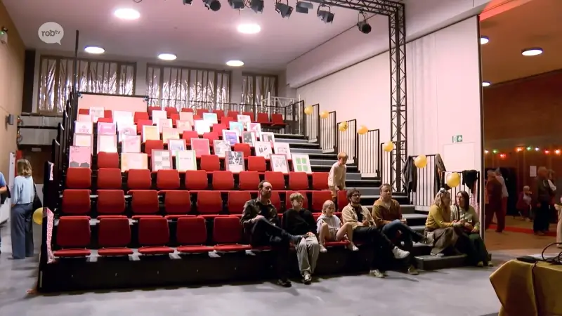 Toneelvereniging Toneel 4 heeft vier jaar na afbraak van cultuurcentrum Ons Huis nieuwe theatherzaal in Leuven: "Mooie scène met nieuwe belichting"