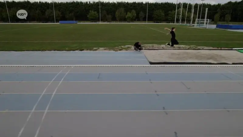 Max Schymkowitz uit Meensel-Kiezegem domineert ver- en hinkstapspringen bij de scholieren: "Ineens zag ik mijn knieschijf omhoog schieten"